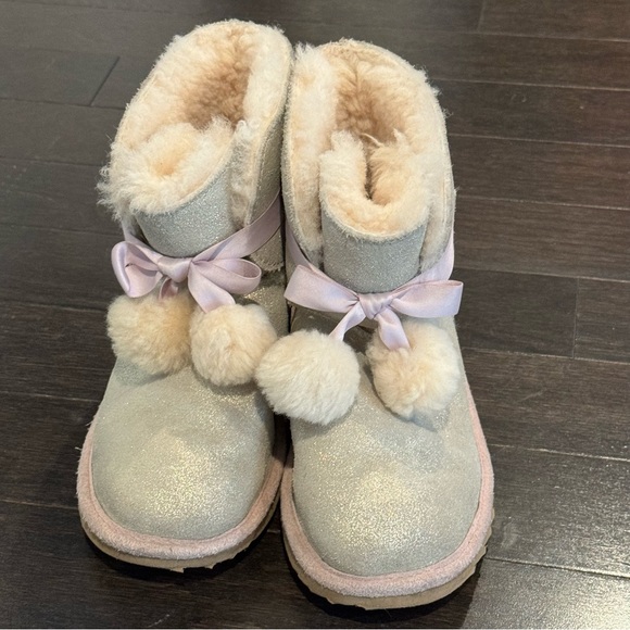 Girls Uggs Gita Silver Metallic boots - Picture 3 of 11